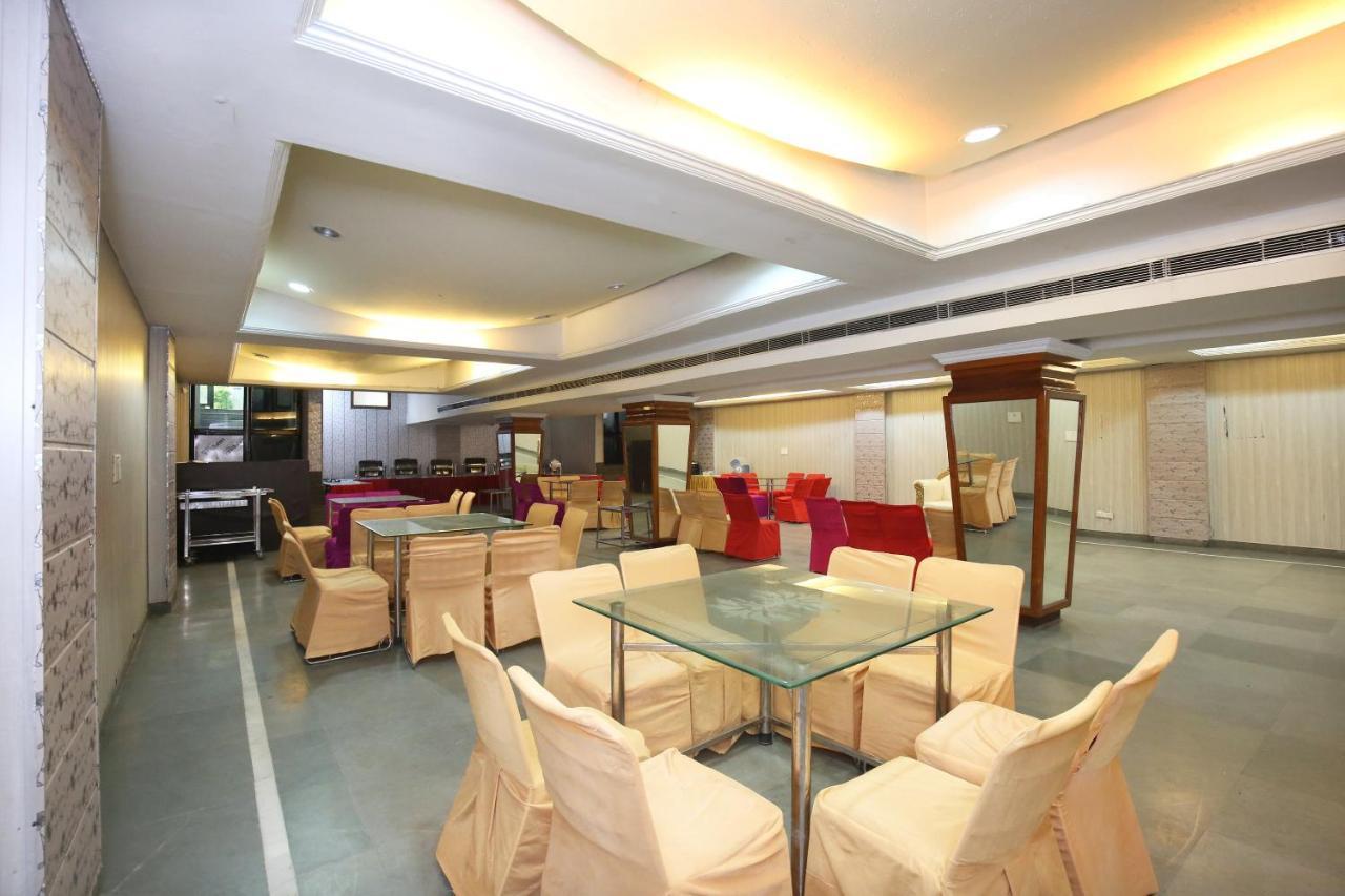 Capital O 10990 Hotel Gobind Regency Zirakpur Exterior foto